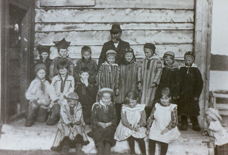 «Skuvla-Tomma» utenfor småskolen i Kolvik o.1895